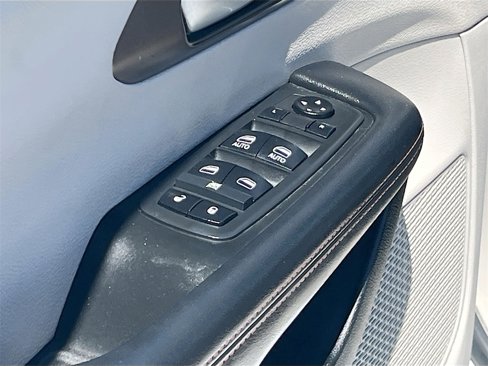 Used 2018 Chrysler Pacifica Touring-L image 17