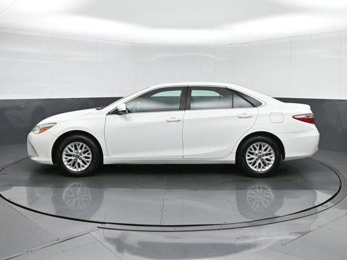 Used 2016 Toyota Camry LE image 4