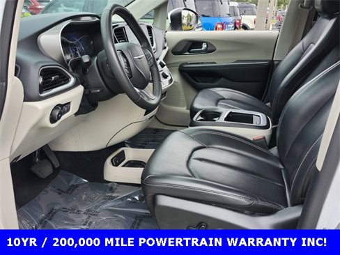 Used 2023 Chrysler Pacifica Touring-L image 3