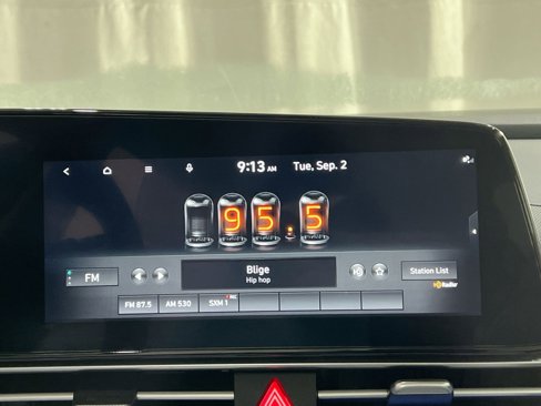Used 2023 Hyundai Elantra Limited image 18