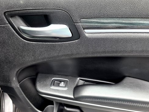 Used 2016 Chrysler 300 Limited image 38