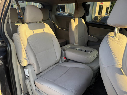Used 2019 Kia Sedona LX image 16
