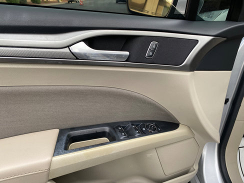 Used 2019 Ford Fusion SE image 25