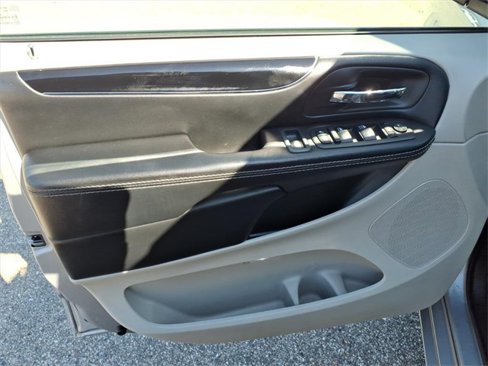 Used 2017 Dodge Grand Caravan SXT image 14