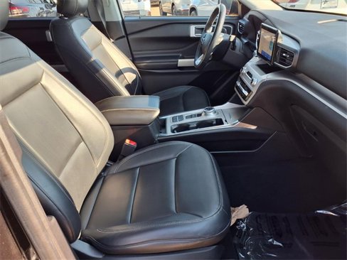 Used 2022 Ford Explorer XLT w/ Equipment Group 202A image 22