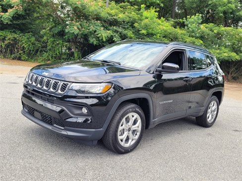 New 2025 Jeep Compass Latitude image 3