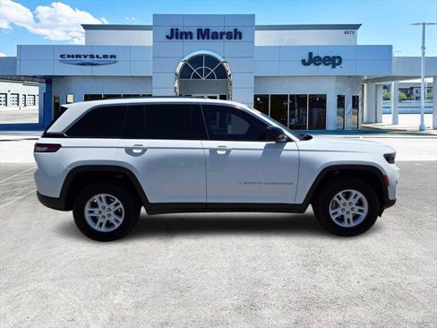 Used 2023 Jeep Grand Cherokee Laredo image 6