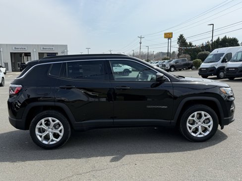 Used 2024 Jeep Compass Latitude image 2