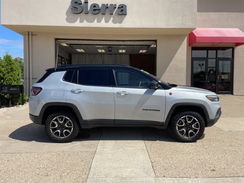 Used 2024 Jeep Compass Trailhawk w/ Trailhawk Elite Group image 4