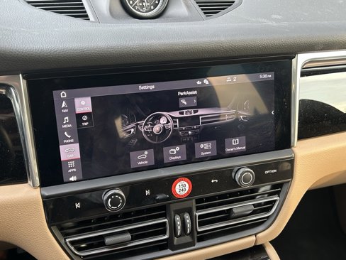 Certified 2025 Porsche Macan image 24