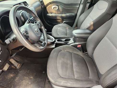 Used 2017 Kia Soul + image 7