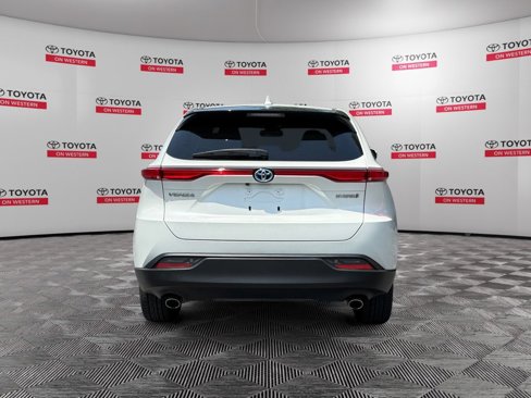Certified 2022 Toyota Venza LE image 4