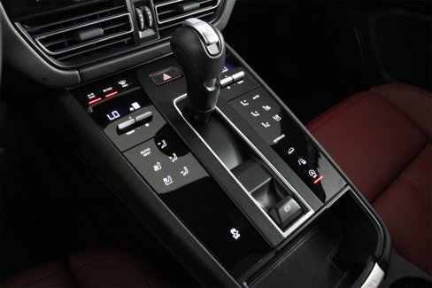 Certified 2025 Porsche Macan image 18