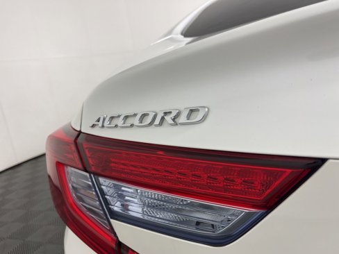 Certified 2018 Honda Accord Touring image 3