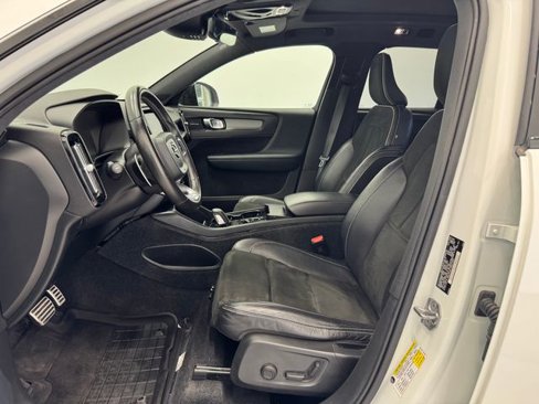 Used 2019 Volvo XC40 T5 R-Design image 16