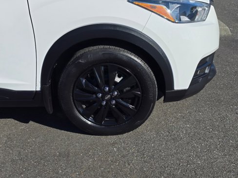 Used 2018 Nissan Kicks S image 2