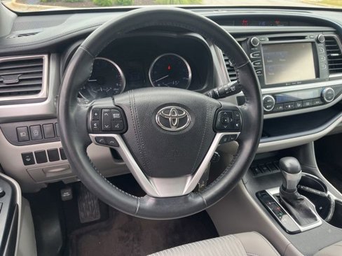 Used 2017 Toyota Highlander LE image 36