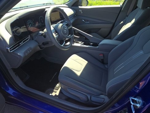 Used 2023 Hyundai Elantra SEL w/ Convenience Package image 9