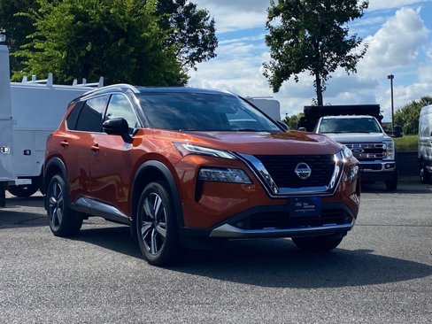 Used 2021 Nissan Rogue Platinum image 2