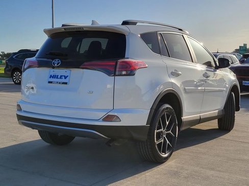 Used 2018 Toyota RAV4 SE image 4
