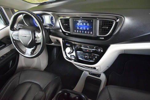 Used 2020 Chrysler Pacifica Touring-L image 30