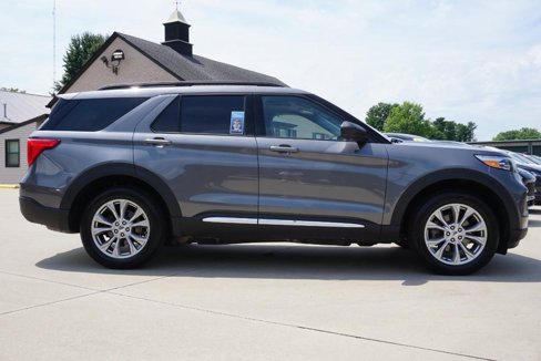 Used 2021 Ford Explorer XLT image 2