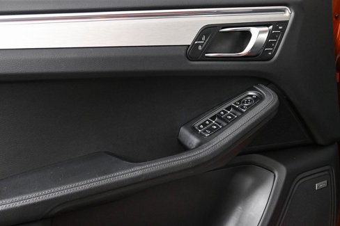 Certified 2022 Porsche Macan image 6