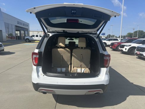 Used 2017 Ford Explorer XLT w/ Equipment Group 202A image 7