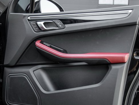 Certified 2023 Porsche Macan image 40