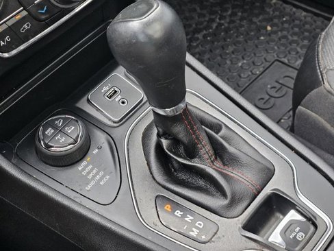 Used 2019 Jeep Cherokee Trailhawk image 29