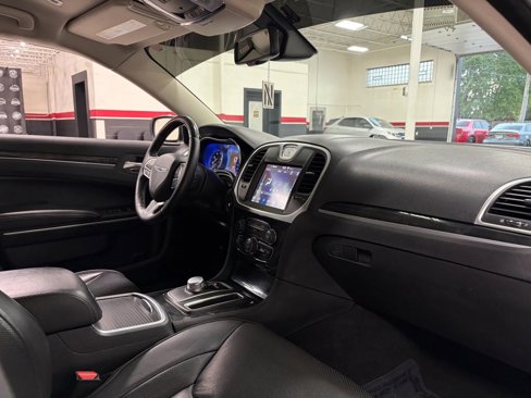 Used 2019 Chrysler 300 Limited image 32