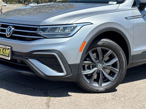 Used 2022 Volkswagen Tiguan SE image 3