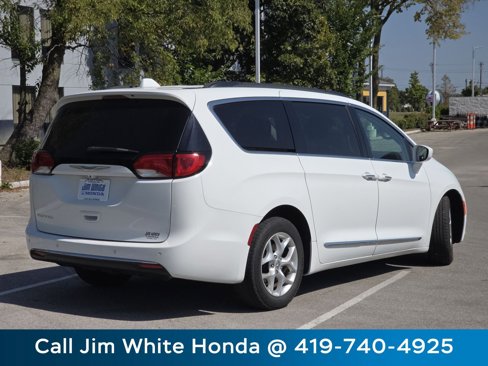 Used 2017 Chrysler Pacifica Touring-L w/ Tire & Wheel Group image 16