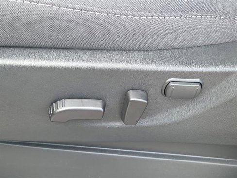 Used 2025 Nissan Frontier SV image 11