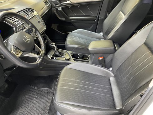 Used 2024 Volkswagen Tiguan SE image 19