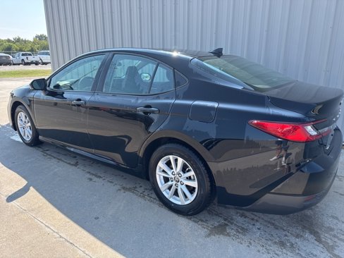 Used 2025 Toyota Camry LE image 4