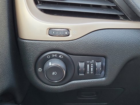 Used 2014 Jeep Cherokee Latitude w/ Cold Weather Group image 27