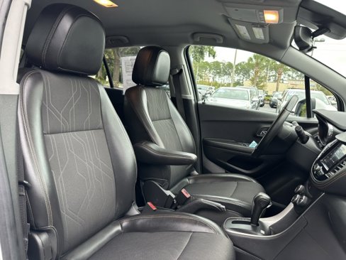 Used 2021 Chevrolet Trax LT w/ LT Convenience Package image 24