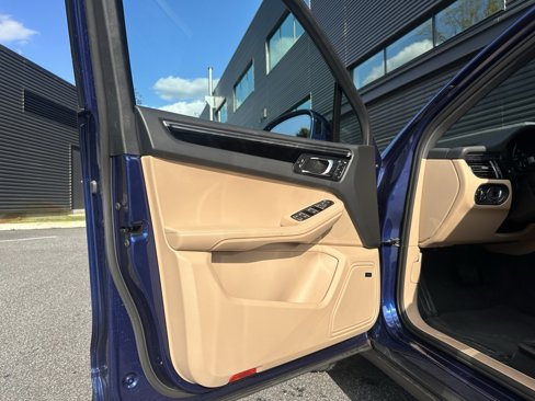 Certified 2025 Porsche Macan image 18