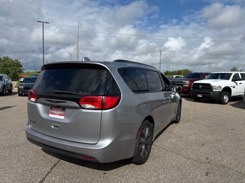 Used 2018 Chrysler Pacifica Touring-L Plus w/ S Appearance Package image 5