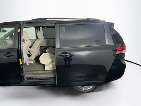 Used 2013 Toyota Sienna LE image 24