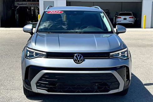 Certified 2025 Volkswagen Taos SE image 10