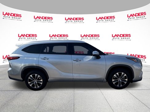 Used 2020 Toyota Highlander XLE image 2