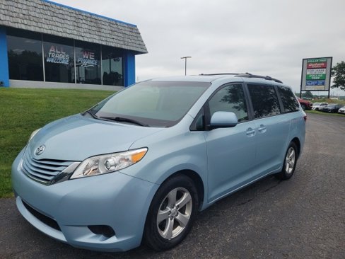 Used 2015 Toyota Sienna LE image 2