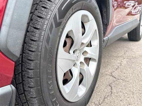 Used 2021 Toyota RAV4 LE image 9