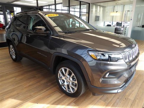 Used 2022 Jeep Compass Latitude image 3