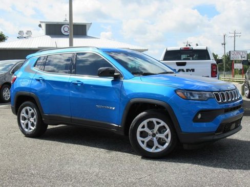 New 2025 Jeep Compass Latitude w/ Mopar Graphics Package image 2
