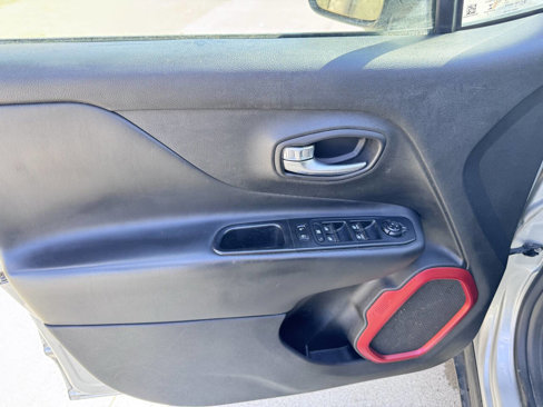 Used 2017 Jeep Renegade Trailhawk image 10