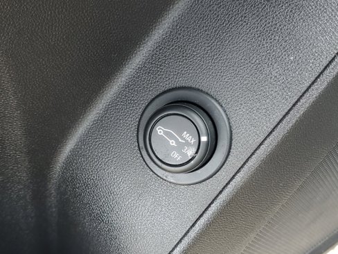 Used 2019 Chevrolet Equinox LT w/ Driver Convenience Package image 11