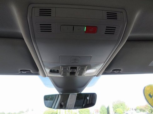 Used 2022 Volkswagen Tiguan SE image 15